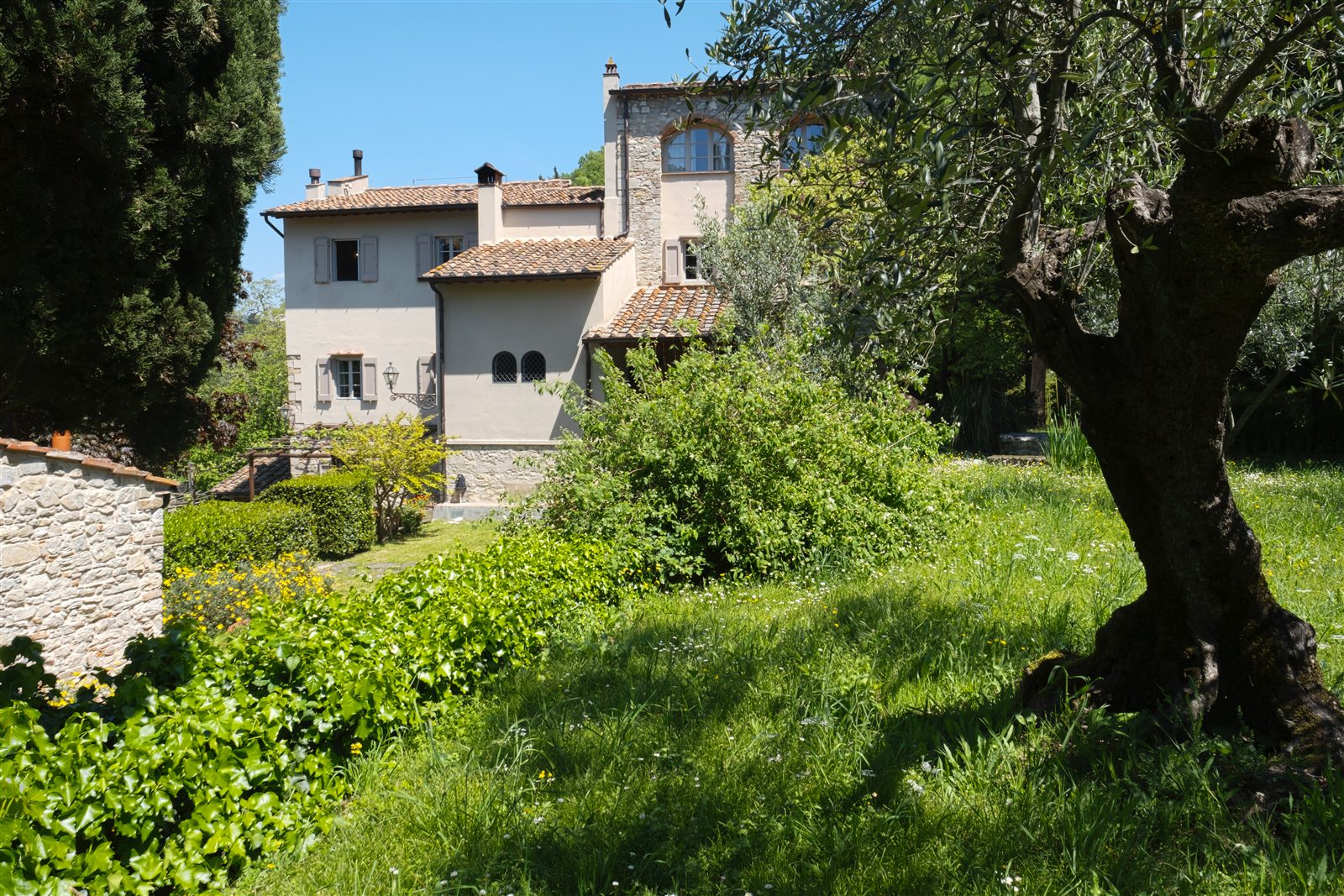 La casa del Ponticello nel verde