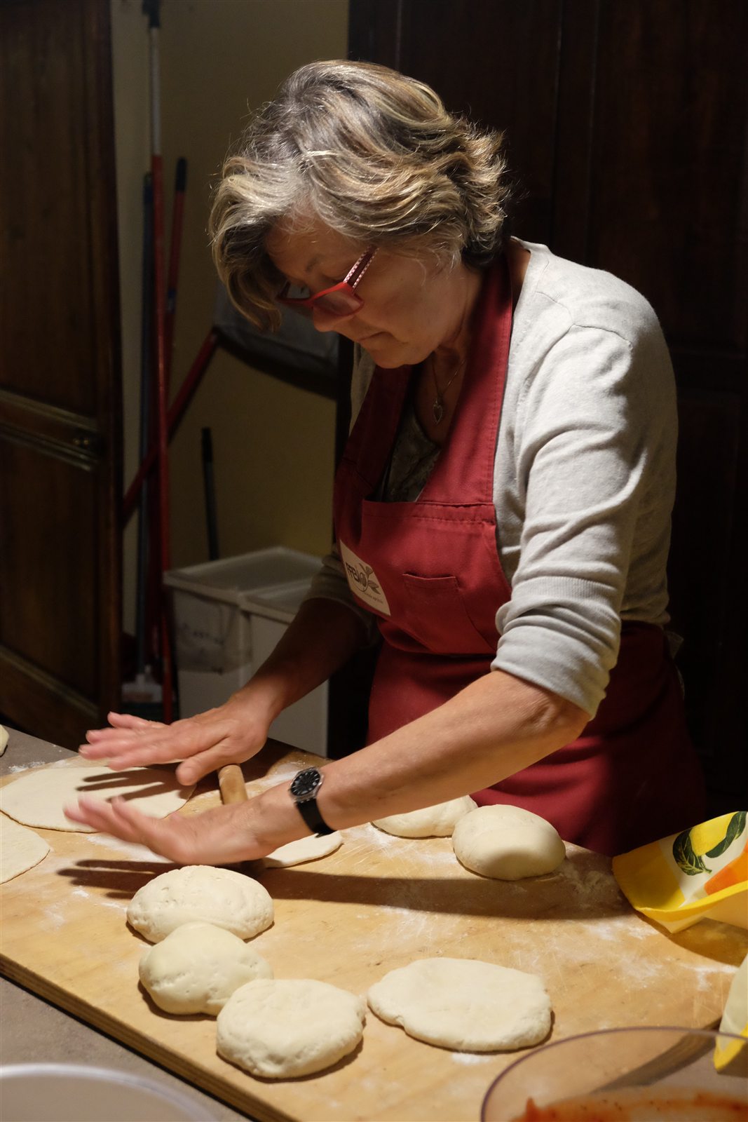 Sandra prepara il pane